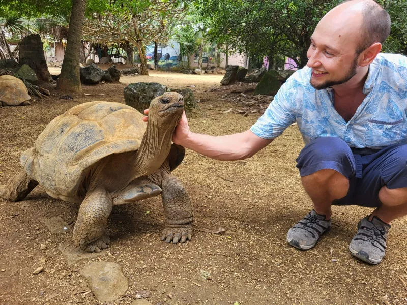Dr. Steffin mit Riesenschildkröte — Entdeckergeist