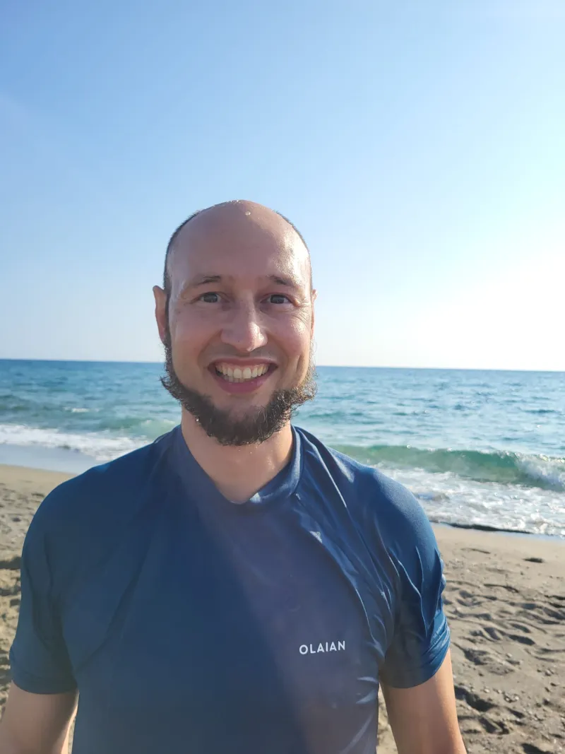 Dr. med. Jendrik Steffin — am Strand, lächelnd