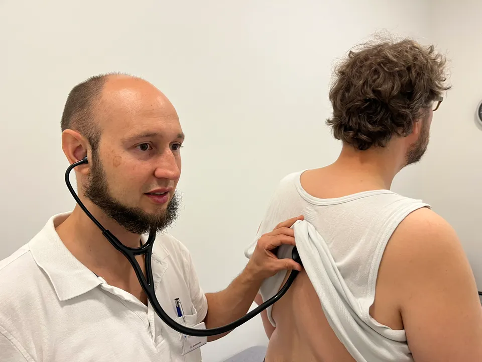 Dr. med. Jendrik Steffin — Stethoskop-Untersuchung